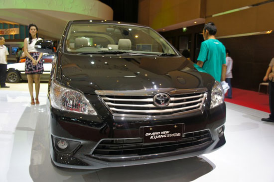 http://4.bp.blogspot.com/-GCPf6cQcW5Q/TizTniohNBI/AAAAAAAAD6o/q6h_K4Mlv3o/s1600/Toyota_Innova_2012_6.jpg