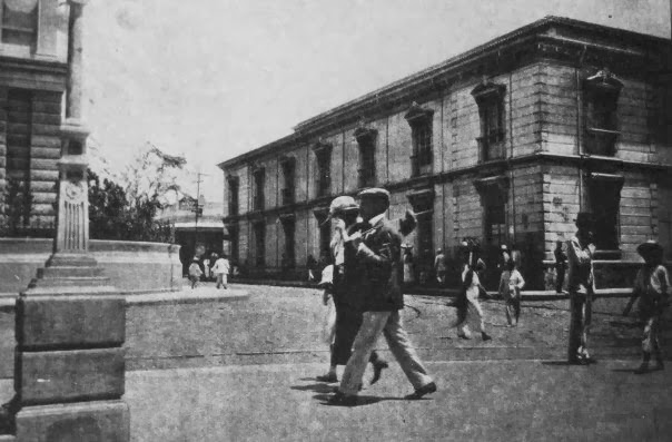 Paseantes o estudiantes frente a la Universidad