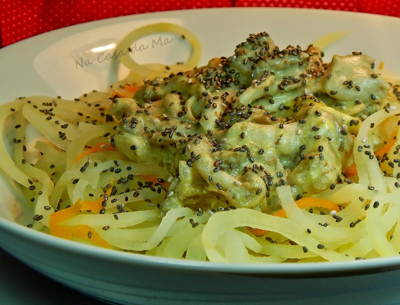 Na Casa da Ma MACARRÃO DE BATATA COM MOLHO DE QUEIJO E SHIMEJI
