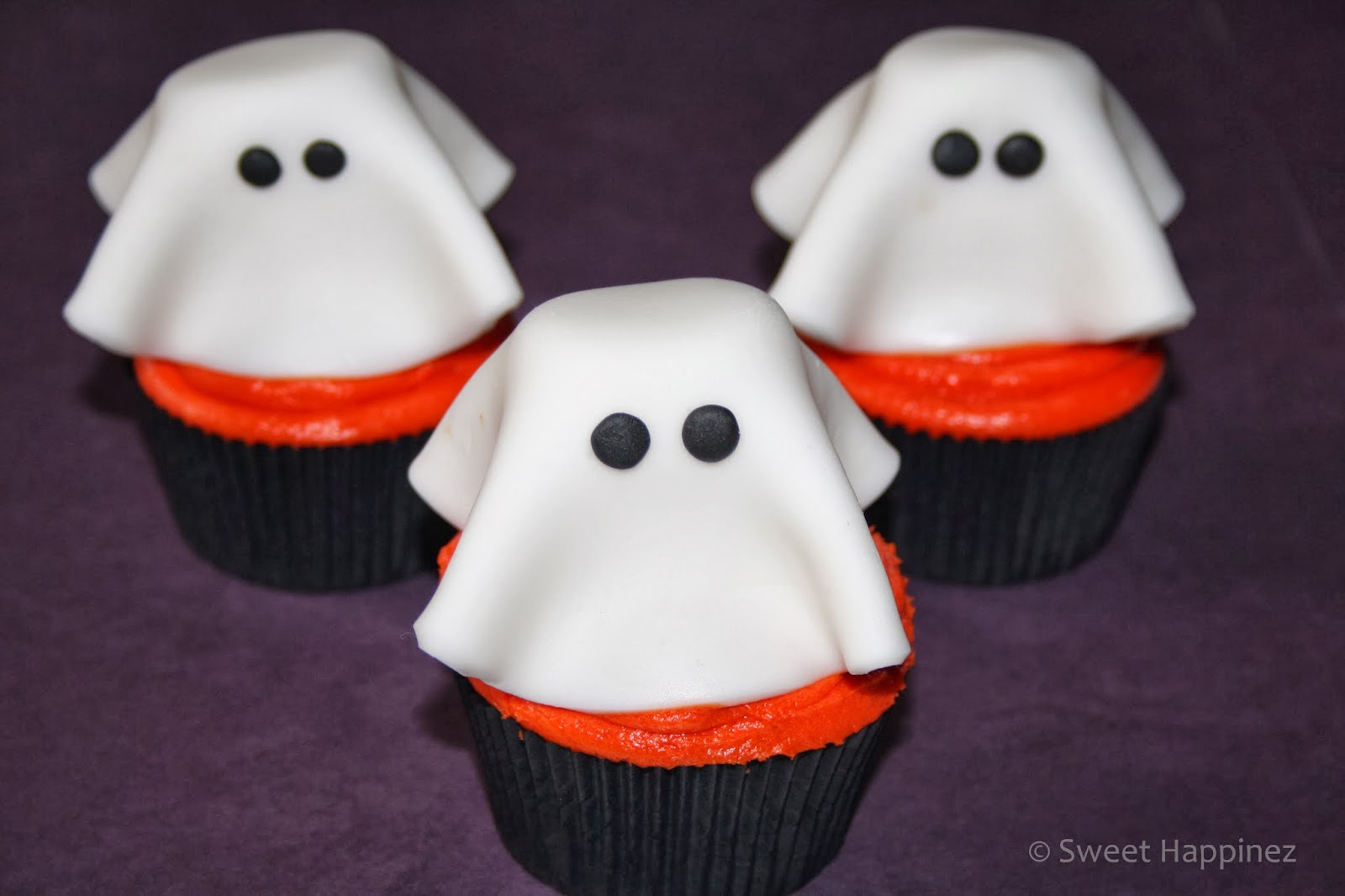 http://4.bp.blogspot.com/-GDoy3xvp2ws/Ul-6lyxwe_I/AAAAAAAAAlQ/Ew_zsXJ0Mo8/s1600/Ghost+Cupcakes+2.JPG