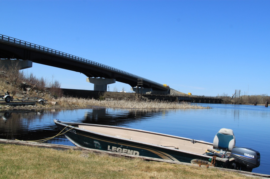 The Travel Bites Longlac Pizzeria & Steakhouse, Longlac Small Town, Big Pizzas.