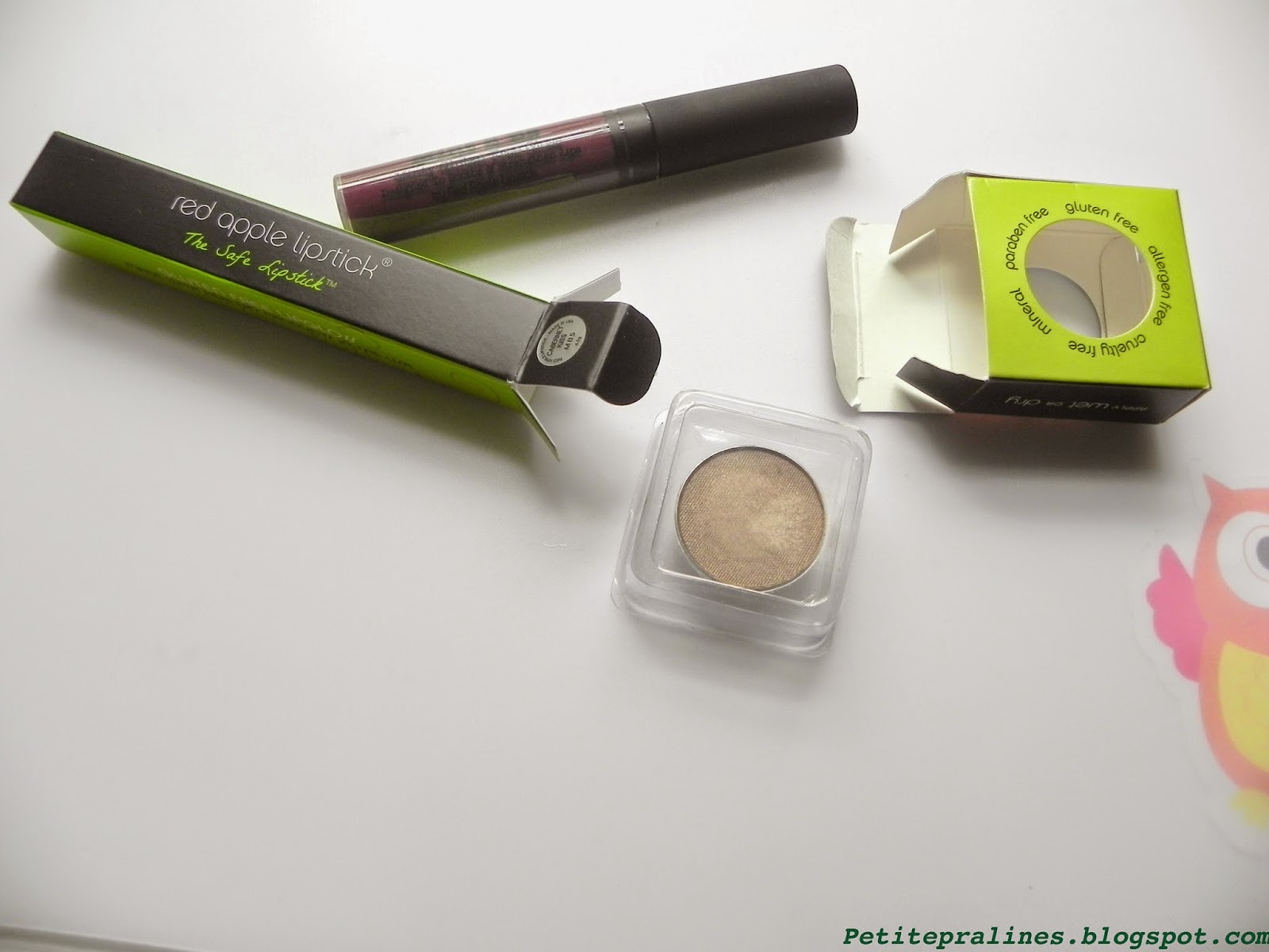 Au Naturale Product Review Red Apple Lipstick Eyeshadow in Champagne