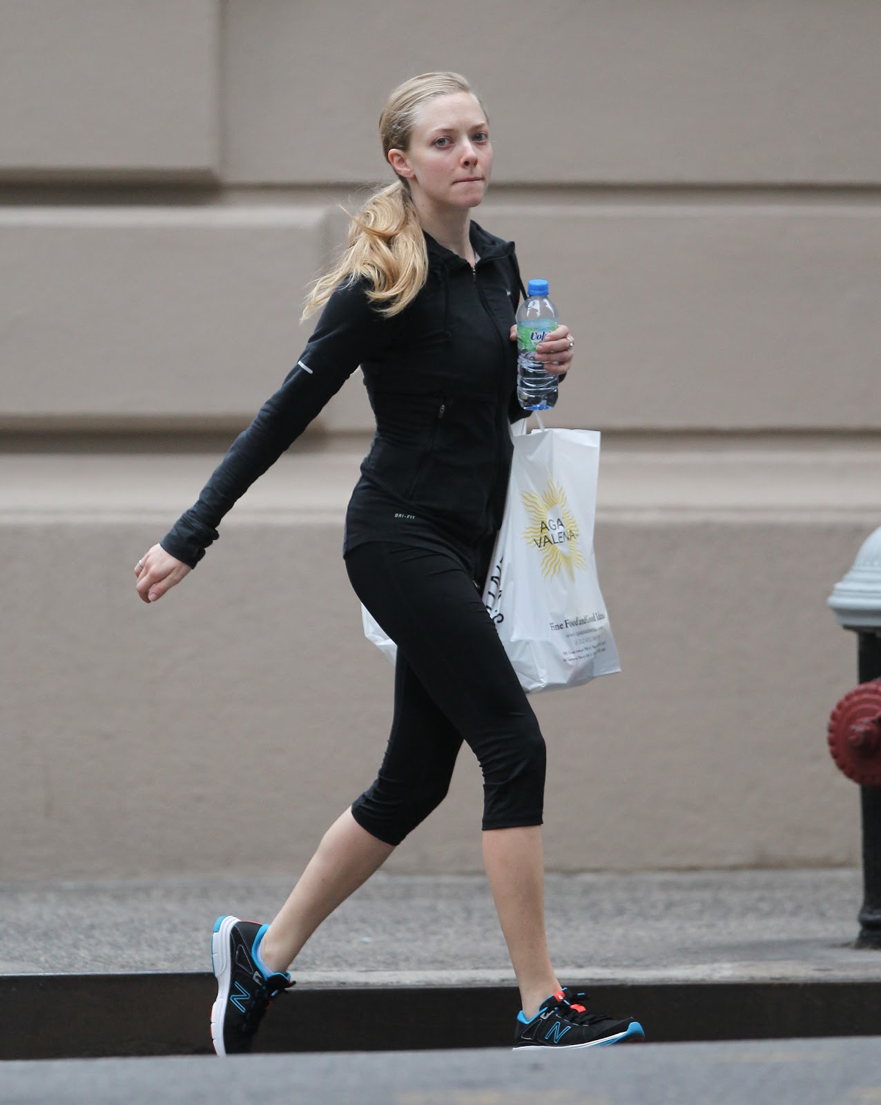 http://4.bp.blogspot.com/-GG5kMcihYRA/UIk4zJ0JgbI/AAAAAAAAWP0/rUBi2dje7Zw/s1600/Amanda+Seyfried+++Out+for+a+Jog+in+black+tights+October+24th+2012+-03.jpg