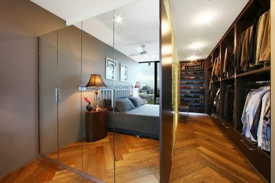 kamar dengan lemari kayu