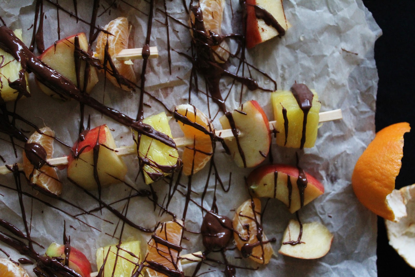 This Rawsome Vegan Life fruit kebabs with chocolate