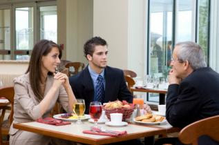 Como ir verstidos a una reunion o comida de negocios hombres