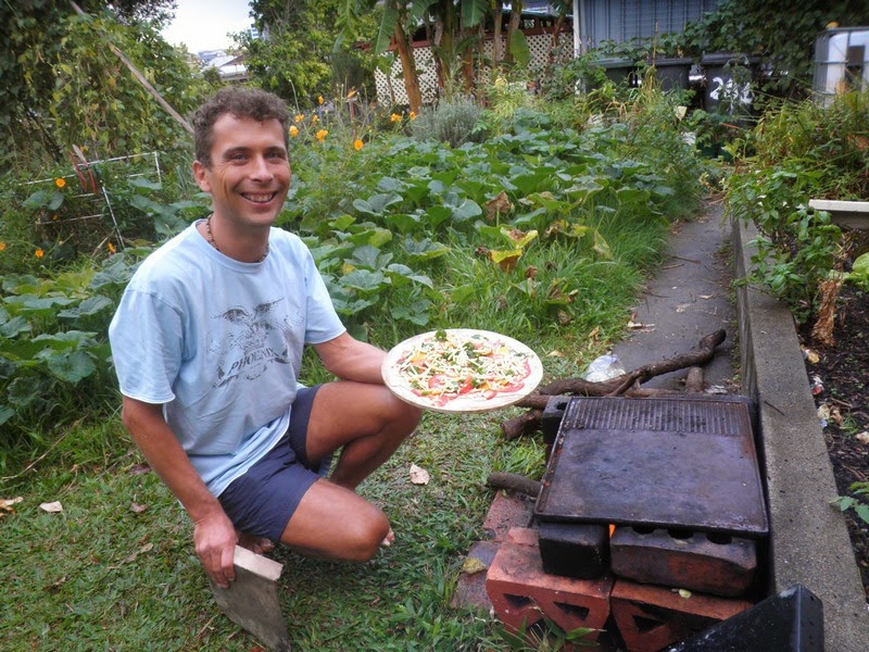 Build a ‘Cob’ oven in 5 minutes to bake delicious pizza and bread 8 Build a ‘Cob’ oven in 5 minutes to bake delicious pizza and bread