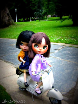 Lunnaris y Caty en Vespa por Bilbao Aventuras de 2 Basaak doll en Vespa por Bilbao