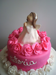 tarta de angelito con rosas fucsias, para la primera comunion