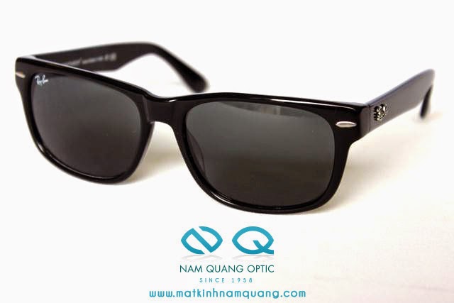 Kính rayban Wayfarer được thiết kế và phát hành năm 1952 Kính rayban Wayfarer được thiết kế và phát hành năm 1952