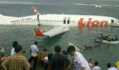 Gambar Pesawat Lion Air Jatuh di Laut Bali Gambar Pesawat Lion Air Jatuh di Laut Bali
