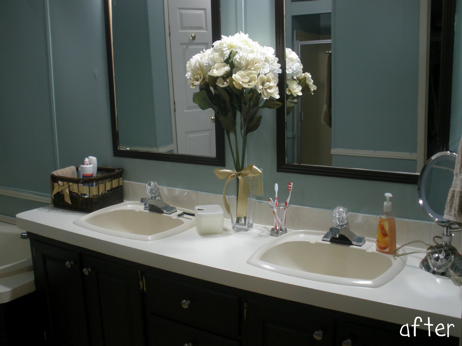 http://4.bp.blogspot.com/-GM1TFgHtRi8/T0WhIHaQFuI/AAAAAAAACwc/Jr_aKWyVmlA/s1600/master%2Bbathroom%2Bafter%2Ba.jpg