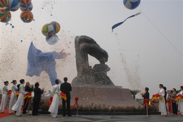Tượng đài Chopin ( Sô Panh ) tại khu biệt thự Vườn Cam