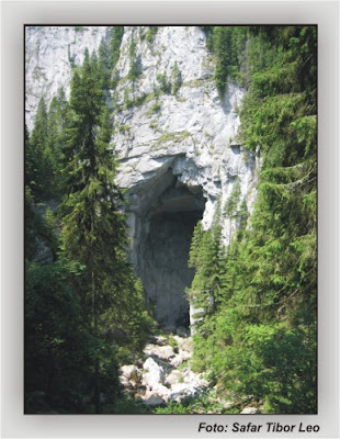 The Cave of Ponor's Fortress / Pestera Cetatile Ponorului (entrance has 76 m high)
