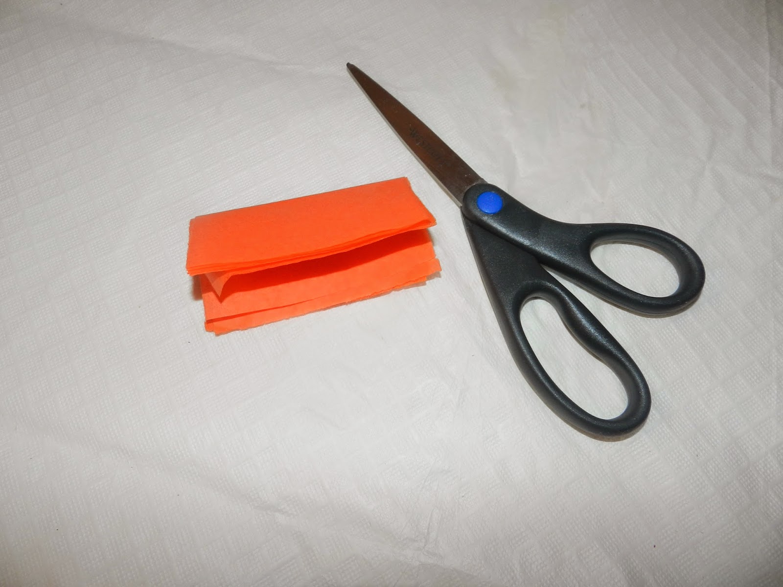 Creative DIY crafts Tissue paper heartin wreath!