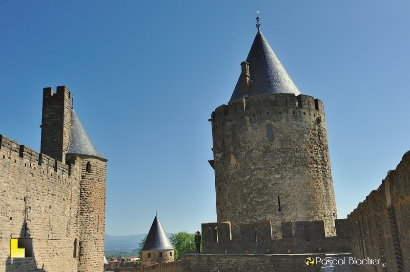 Valérie Blachier sur le chemin de ronde à Carcassonne Valérie Blachier sur le chemin de ronde à Carcassonne photo pascal blachier