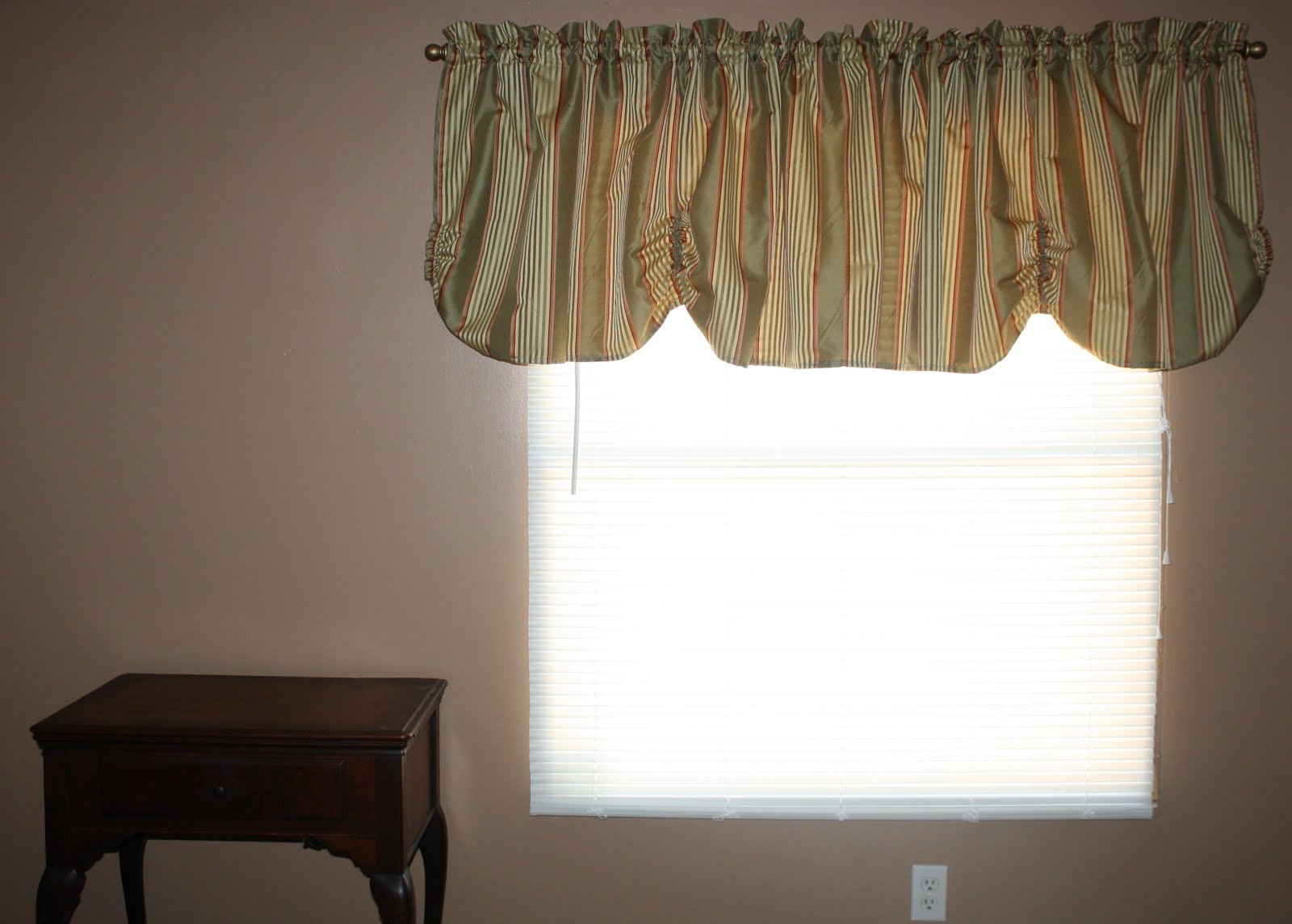 Sweet Pea and Pumkins Bedroom Valance Tutorial