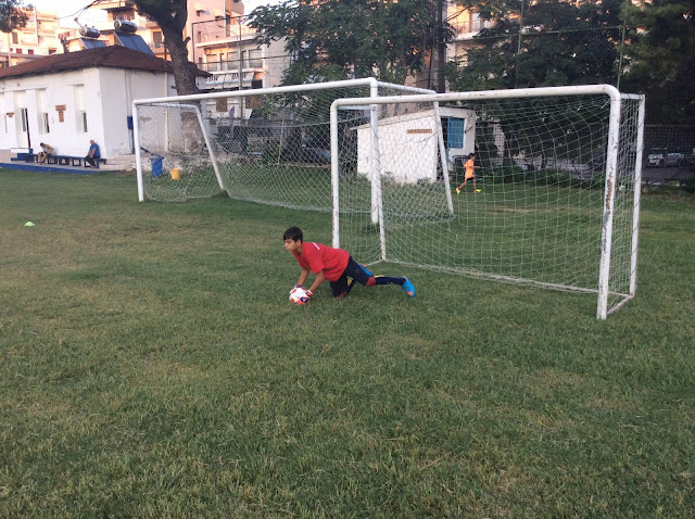 μπλοκάρισμα της μπάλας από τον τερματοφύλακα της ακαδημίας ποδοσφαίρου