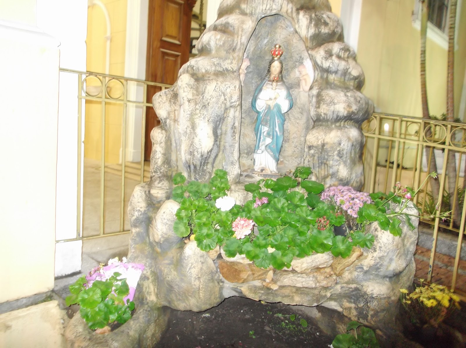 gruta de pedra para jardim:PRONTO, FALEI! : GRUTA ORATÓRIO: UMA CAPELINHA EM SEU JARDIM gruta de pedra para jardim:PRONTO, FALEI! : GRUTA ORATÓRIO: UMA CAPELINHA EM SEU JARDIM