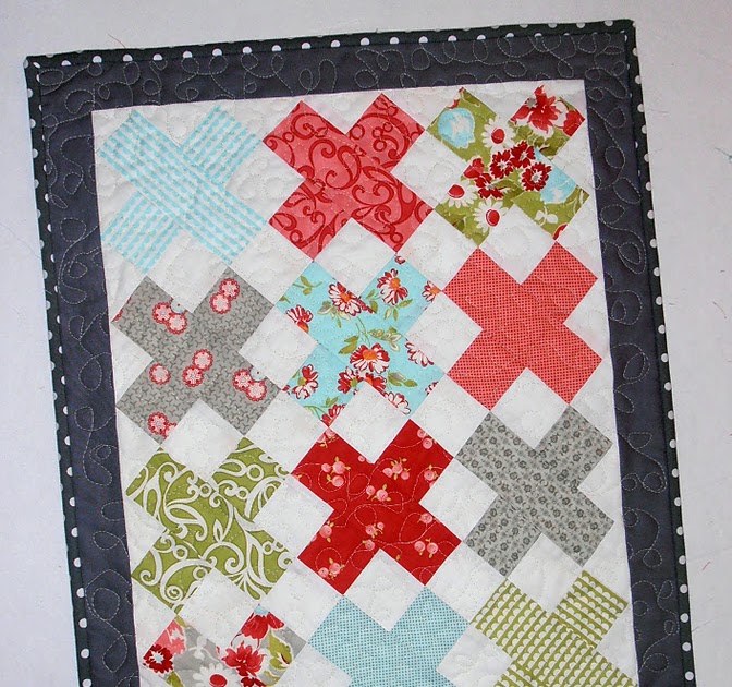 A Quilter's Table Mini 'X' Quilt Top Tutorial
