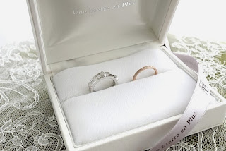 マリッジリング(結婚指輪）は新婦のリングが組み込まれる斬新なデザインとなりました。