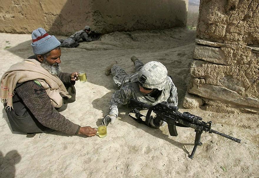30 of the most powerful images ever - An Afghan man offers tea to soldiers