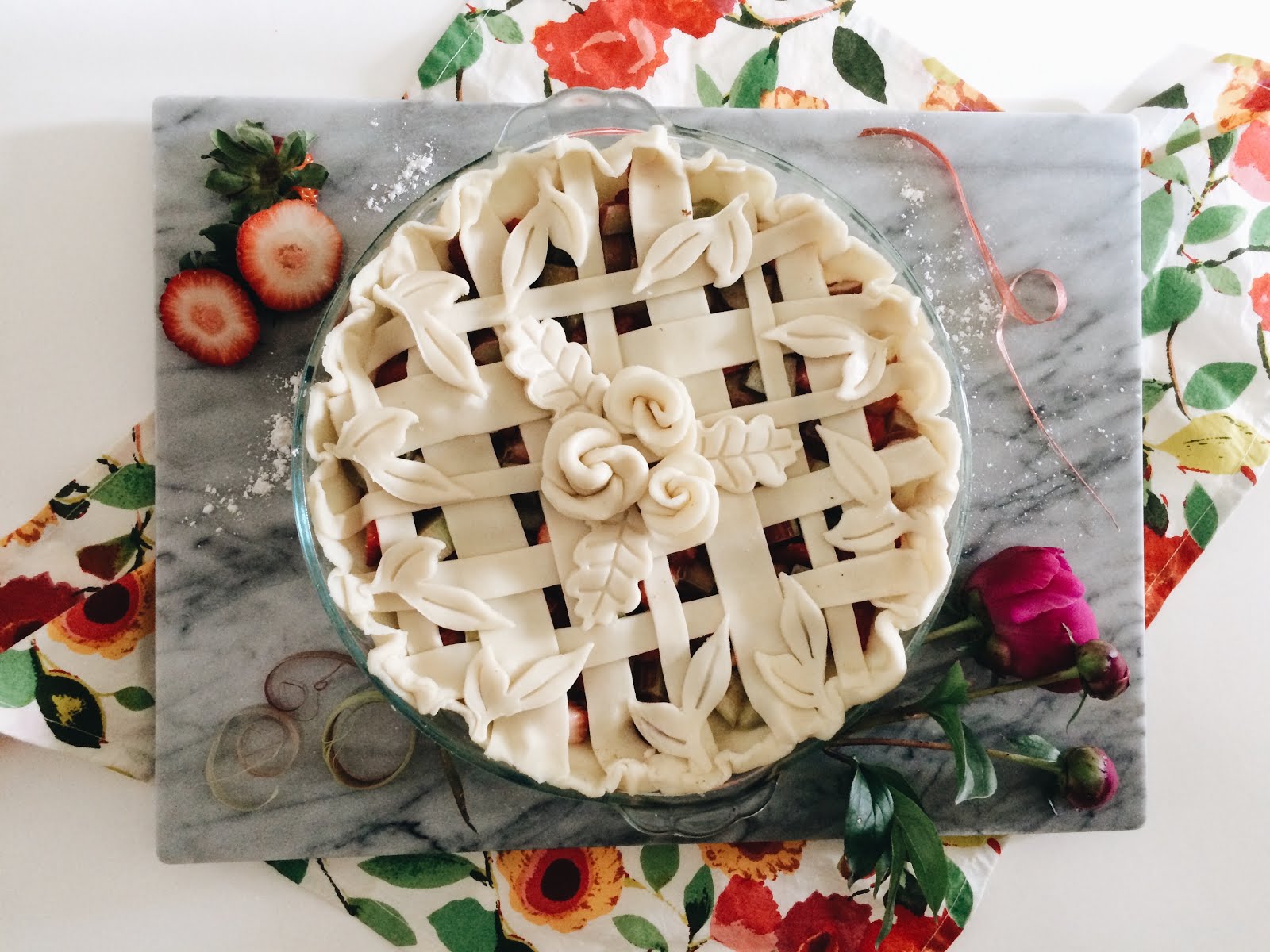 honeysuckle Easy as Pie Decorating Tips + Strawberry Rhubarb Pie Recipe