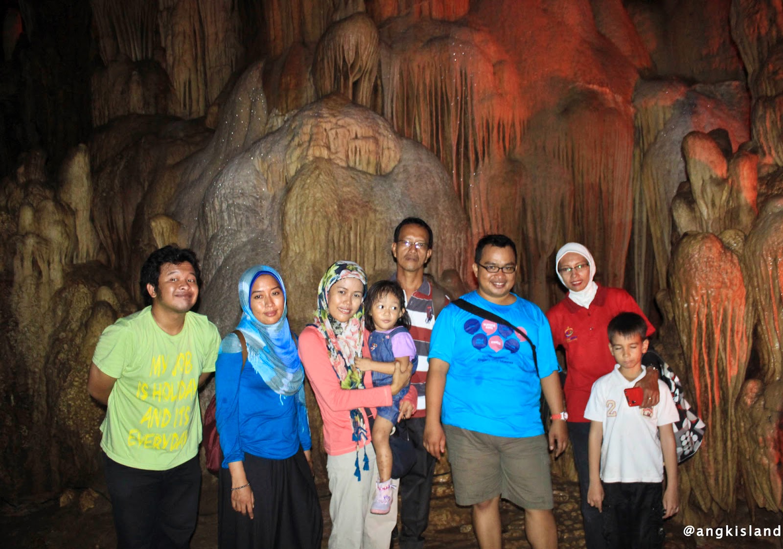 happy and fun foto keluarga di goa gong