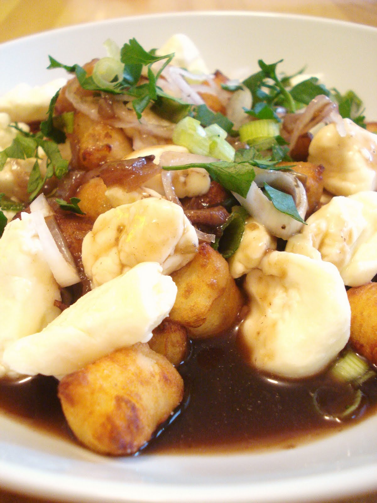 Presque végé Poutine de gnocchis, sauce demiglace au vin rouge