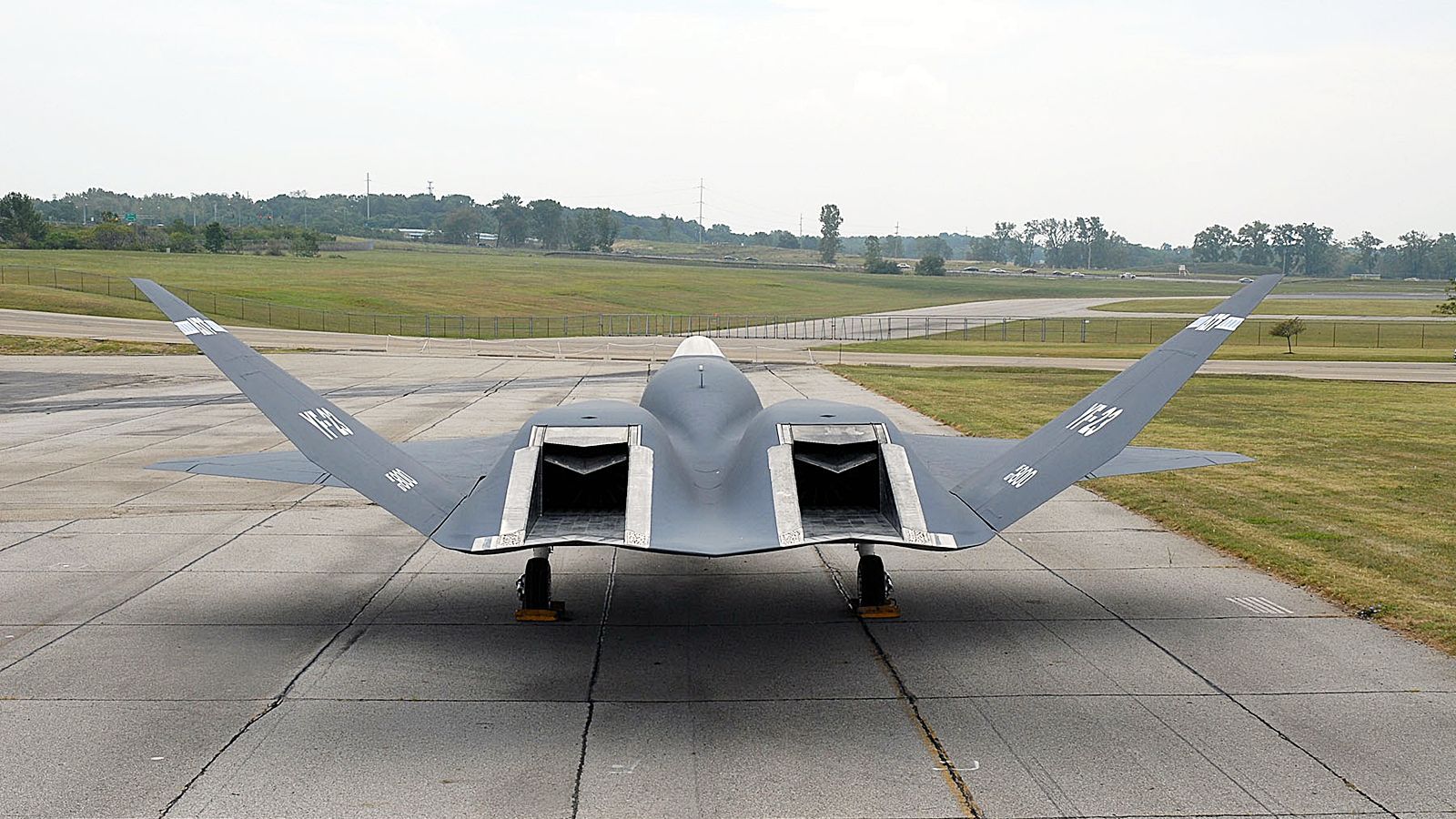http://4.bp.blogspot.com/-GZSgxodgnBM/TbWHibYlOYI/AAAAAAAAFQc/7-OoB_RncY4/s1600/yf-23_blackwidow_aft_section.jpg