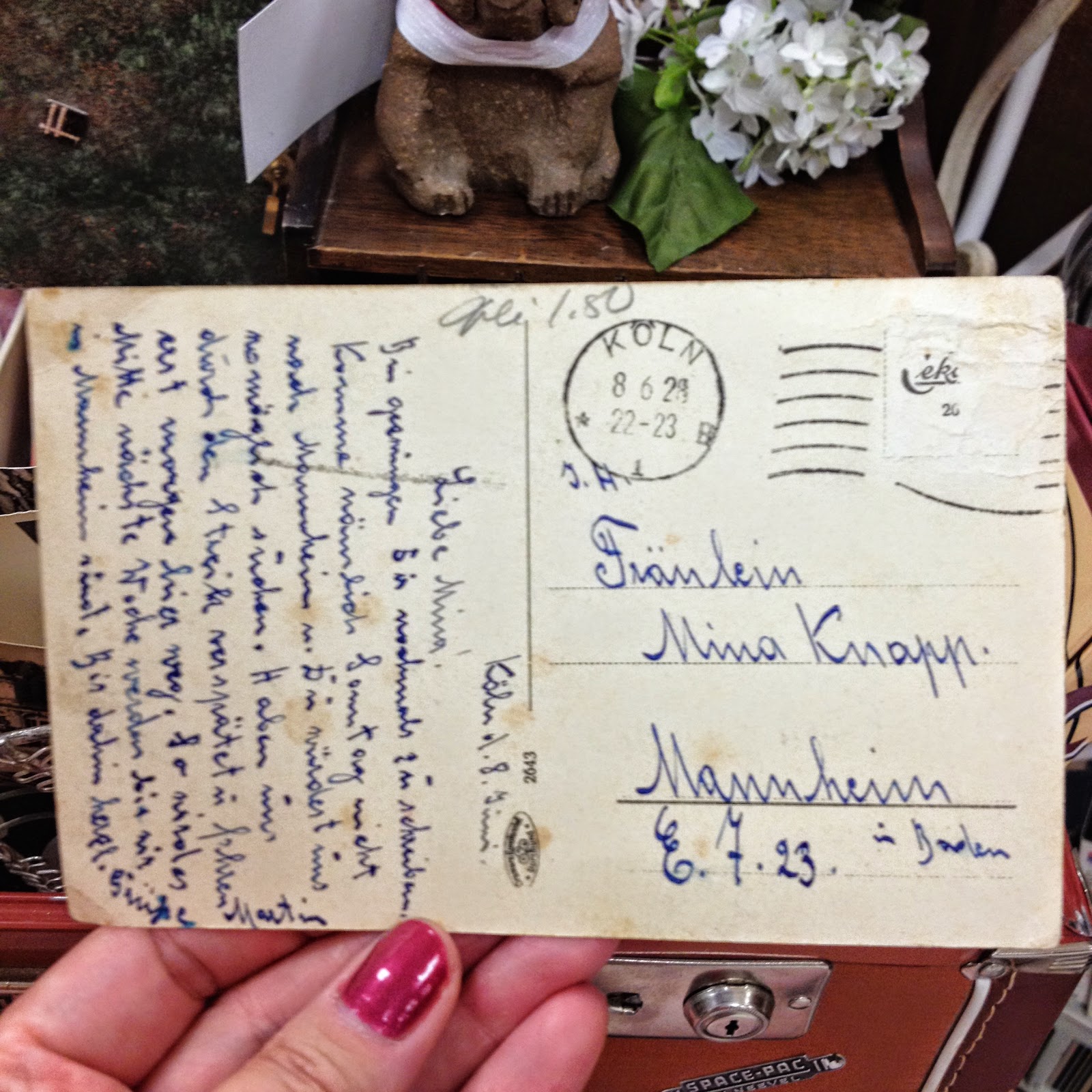 Antique store. / Антикварная лавка В детстве я любила перебирать и наводить порядок в бабушкиных сундуках. То, что я навожу порядок бабушка не понимала, и ругалась, что я все раскидываю. А я дожидалась когда бабушка выйдет из дома и "ныряла" в сундук. Как там было интересно: ткани, кружева, платья бабушкиной молодости и всякие-разные мелочи, приятные для женской души. Наряжалась и кружилась перед зеркалом, представляя себя взрослой барышней. Уставшая от тяжкой женской доли, засыпала на дне сундука, вдыхая аромат смеси духов с нафталином и дерева.