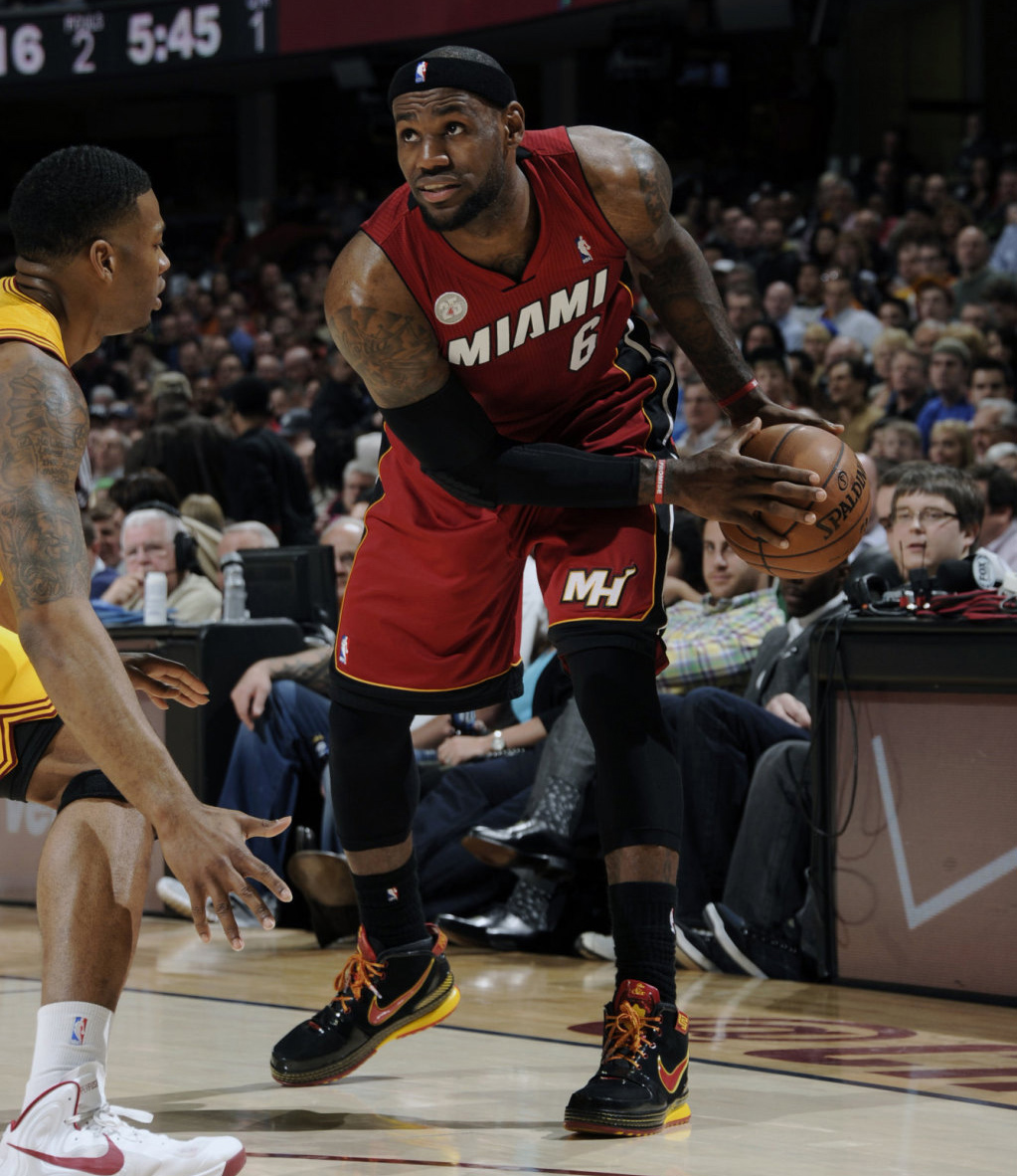 lebron james shoes he wearing tonight