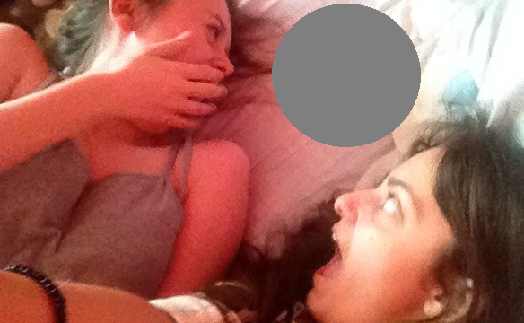 Δύο κορίτσια έβγαζαν μία selfie φωτογραφία αλλά αυτό που είδαν στο κρεβάτι τους... φρίκαρε!! [pics]
