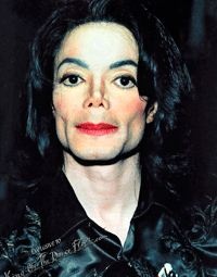 Autópsia revela que Michael Jackson tinha tatuagens espalhadas pelo rosto 