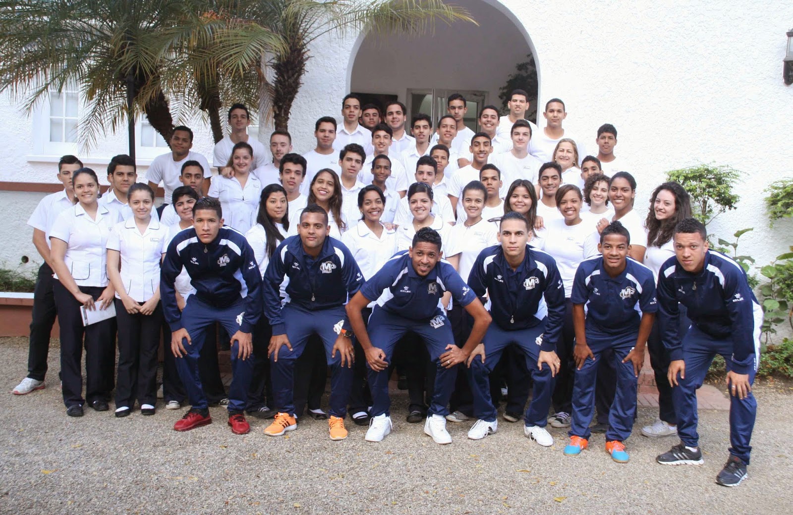 Moca FC visita escuela Juan C. Estrella y colegio EDUCARE entrega boletas próximo juego