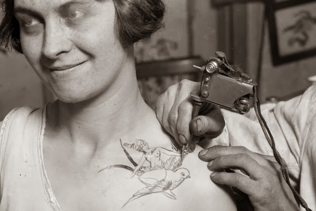 Mulher sendo tatuada em 1928 Mulher sendo tatuada em 1928