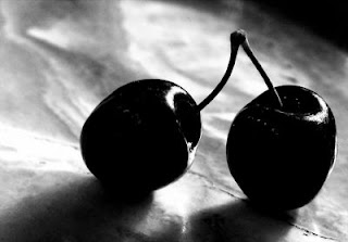 Ci abbiamo dovuto lavorare. Abbiamo dovuto imparare a chiederci scusa,  a parlarci, a toccarci,  ad andare via senza fare troppo rumore. Abbiamo dovuto sbagliare tante volte e  veder crollare tutto per poi ricominciare. Ci siamo ricostruiti mille volte,  mille volte con nuove paure,  mille volte con nuove insicurezze  ma sempre con lo stesso amore. Abbiamo cominciato a capire che tutto crolla. Le case, i sogni, le persone, noi.  Ma che tutto pu� essere ricostruito e ricostruirsi. Anche noi.