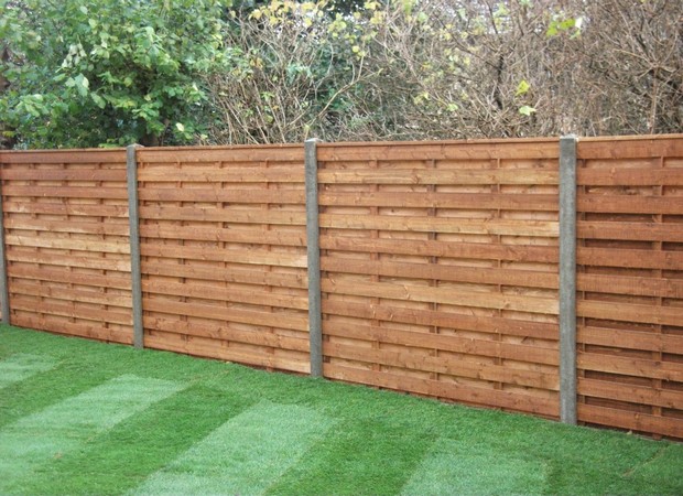 wooden fence held together with concrete at each connection with a horizontal pattern and closed with a board in the back - Wood Fence Designs Ideas wooden fence held together with concrete at each connection with a horizontal pattern and closed with a board in the back - Wood Fence Designs Ideas