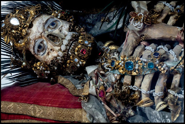Esqueletos con joyas incrustadas de 400 años de antigüedad europa