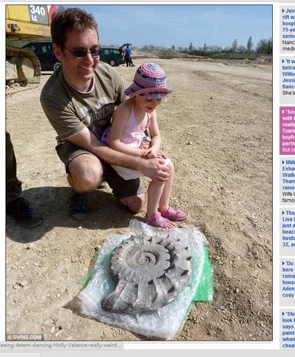 玩沙挖出史前海洋生物 英5歲女童發掘侏儸紀菊石