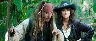 Jack Sparrow (Johnny Depp) et Angelica (Penélope Cruz) dans Pirates des Caraïbes : la Fontaine de Jouvence Jack Sparrow (Johnny Depp) et Angelica (Penélope Cruz) dans Pirates des Caraïbes : la Fontaine de Jouvence