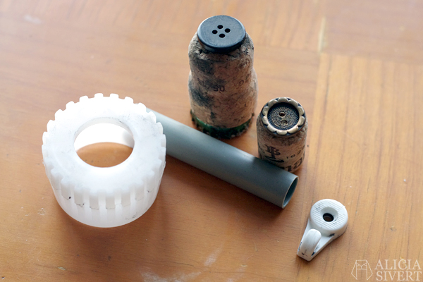 DIY junk printing, tutorial by Alicia Sivertsson, 2016. DIY junk printing, tutorial by Alicia Sivertsson, 2016. skrottryck do it yourself skapa skapande creativity create kreativitet trycka med skrot tryck med skrot skräp återbruk spikar knappar skruvar kapsyler pictorial bildbeskrivning beskrivning gör det själv textiltryck textilfärg textil tryck trycka print mönster mönsterkonstruktion mönsterskapande levande verkstad