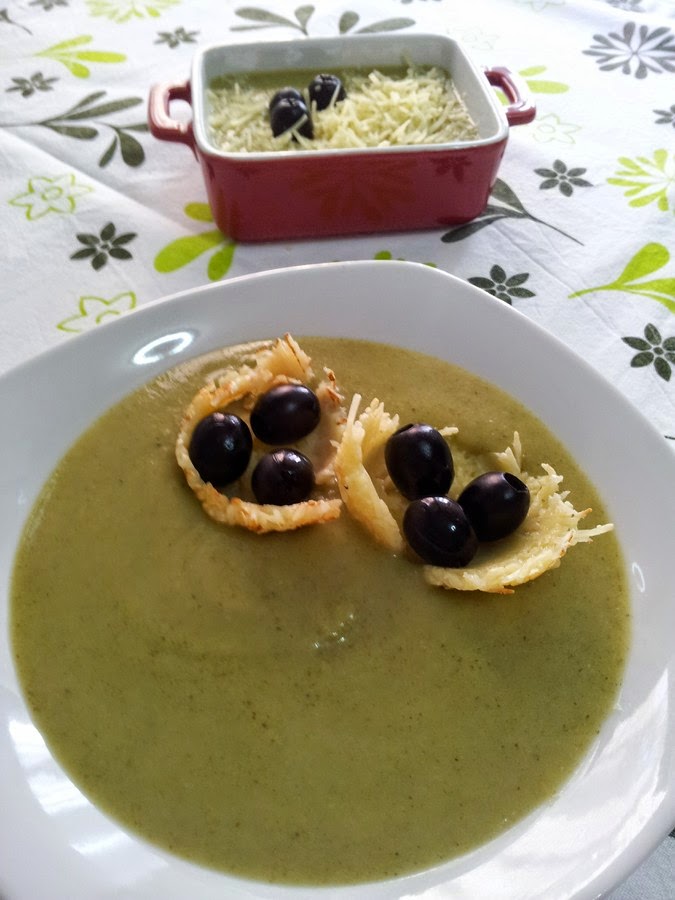 Crema De Brócoli Con Queso Parmesano Y Aceitunas Negras