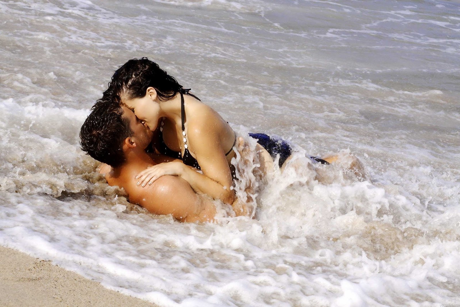 http://4.bp.blogspot.com/-Gmtu4Q9d2SU/UO12cNk5gsI/AAAAAAAACKU/qDr5zNJ9tPI/s1600/Kiss+HD+wallpaper+2013+(1).jpg