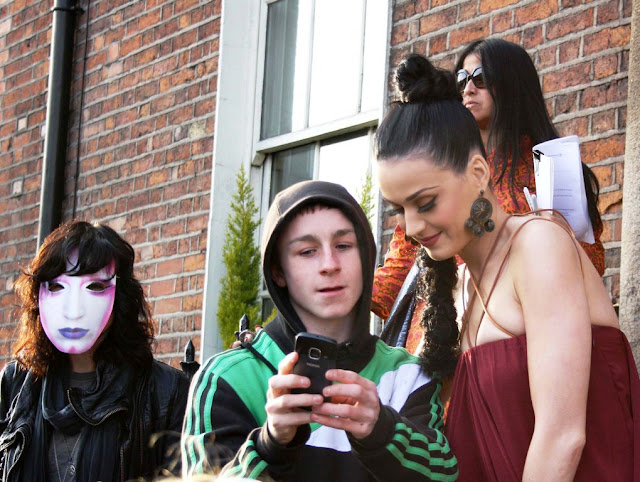 KATY PERRY HOT SEXY PICS PHOTOS LEAVING DUBLIN HOTEL 28 MARCH