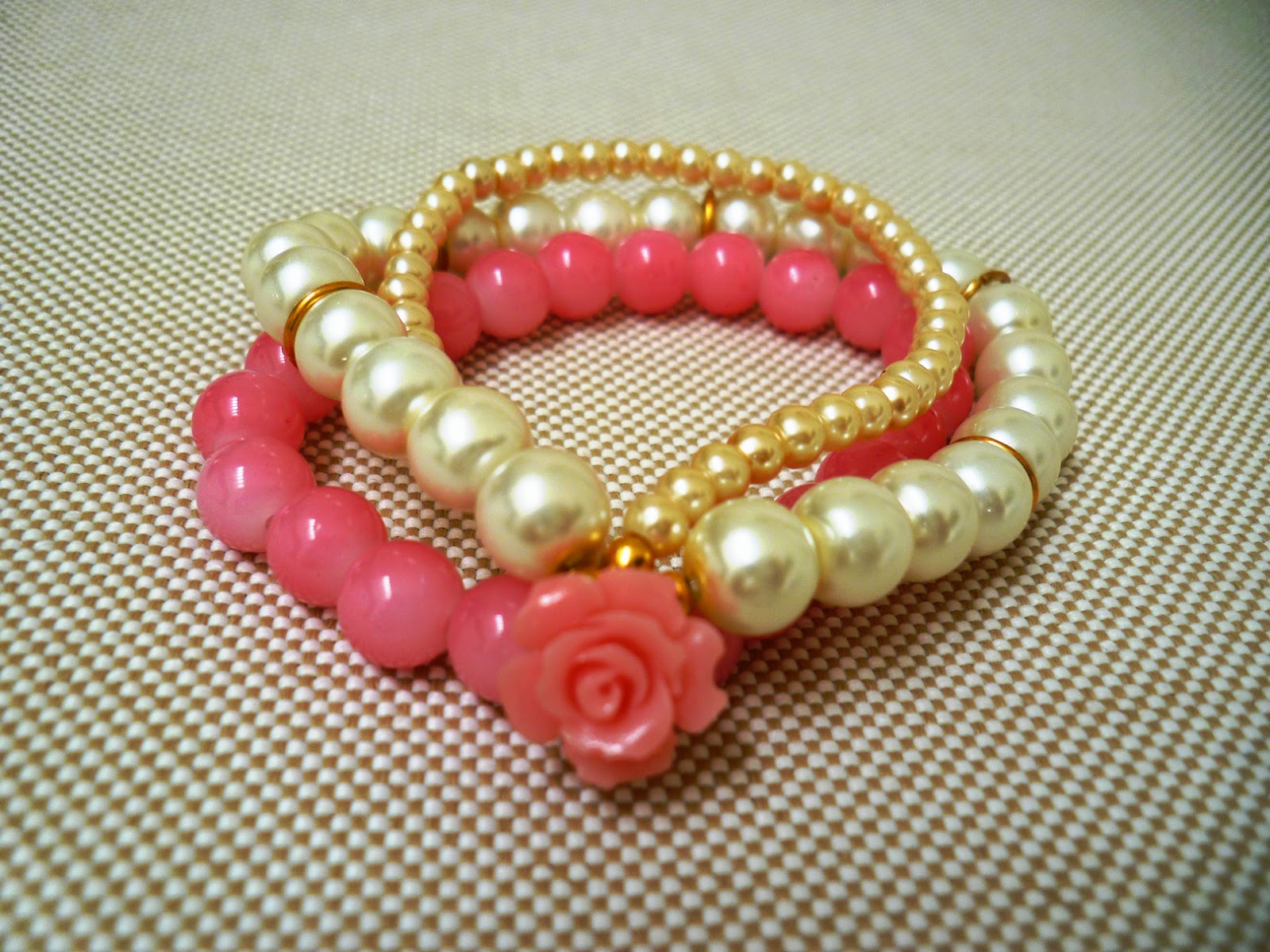 Siguiente Pulsera triple de perlas y con rosa de cristal