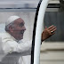 El Papa Francisco invita a un amigo a subir al Papamóvil