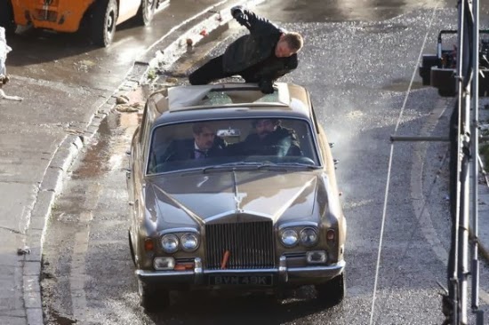 Johnny Depp and Ewan McGregor on the set of Makkabreya