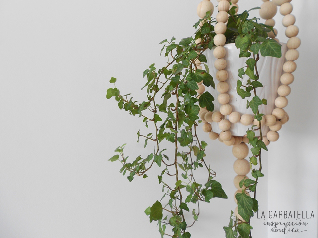DIY: macetero colgante con bolas de madera