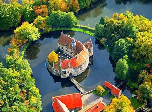 VISCHERING CASTLE - LÜDINGHAUSEN, NORTH RHINE-WESTFALIA, GERMANY VISCHERING CASTLE - LÜDINGHAUSEN, NORTH RHINE-WESTFALIA, GERMANY